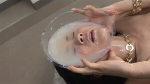 Японке сделали маску из спермы