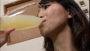Японка пьет сперму из стеклянного стакана