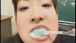 Японка чистит зубы спермой