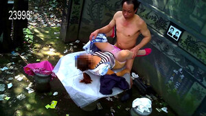 Китайская парочка трахается на кладбище